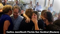 Сотрудники газеты The Sun Sentinel празднуют получение Пулицеровской премии, 2013