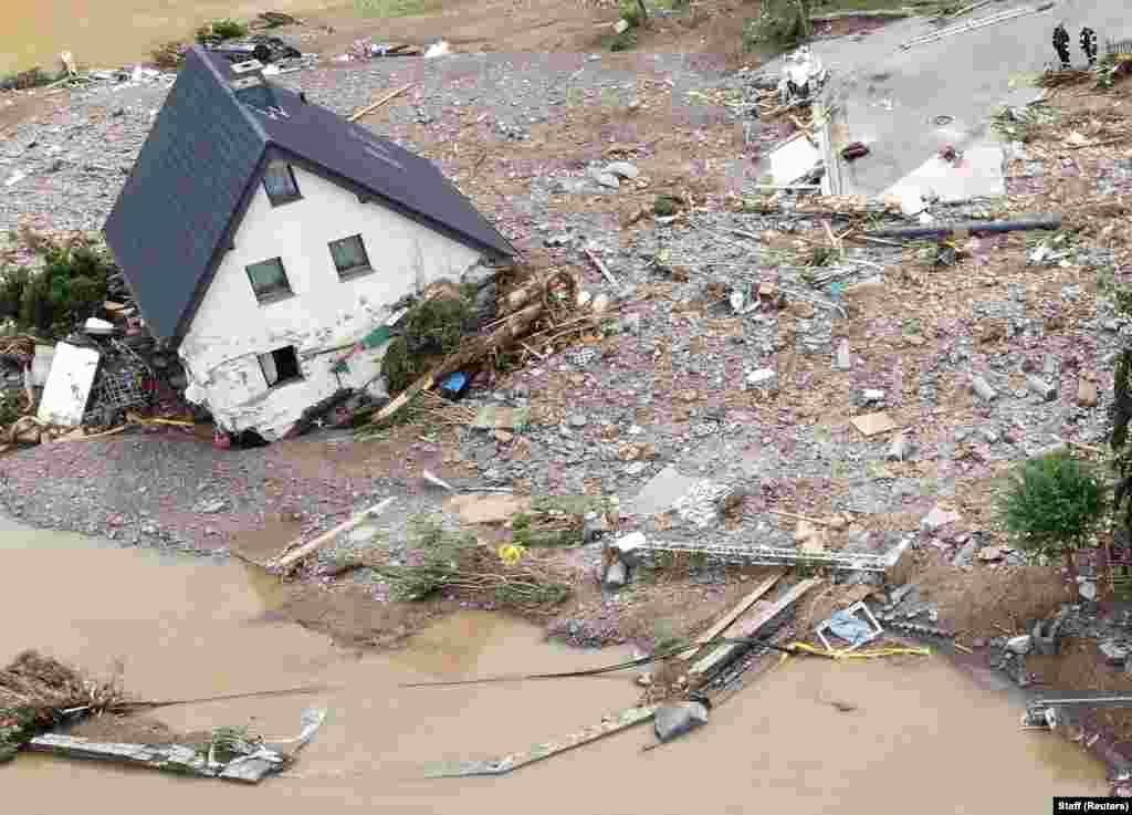 Общий вид района, пострадавшего от наводнения после проливных дождей в Шульде, 15 июля 2021 года