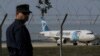 Поліцейський біля викраденого літака EgyptAir у міжнародному аеропорті Ларнаки. 29 березня 2016 року