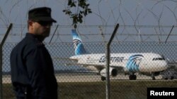 Поліцейський біля викраденого літака EgyptAir у міжнародному аеропорті Ларнаки. 29 березня 2016 року