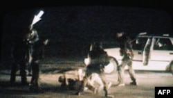 С избиения полицейскими Родни Кинга - точнее, с реакцией на него судебных властей Калифорнии - двадцать лет назад начались масштабные расовые волнения в Лос-Анджелесе.