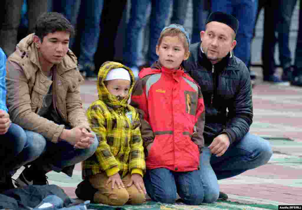 Балаларын үзләре белән гаеткә алып килүчеләр дә булды