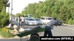 Aşgabat, ýoldan geçjek bolýan arabaly adam