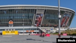 Порожній під час війни стадіон «Донбас Арена» із банером Фонду Ріната Ахметова. Донецьк, 22 серпня, 2015 року