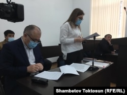 Омурбек Текебаев (слева) и Темирлан Ормуков (справа). Зал Верховного суда, 3 марта 2021 г.
