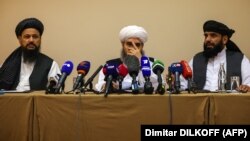 سهیل شاهین نامزد حکومت طالبان برای کرسی نماینده‌گی افغانستان در سازمان ملل متحد و دو تا از سران طالبان در یک نشست خبری 