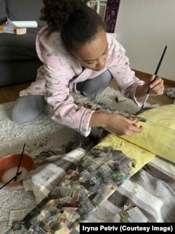 Дівчина робить літак у техніці пап’є-маше