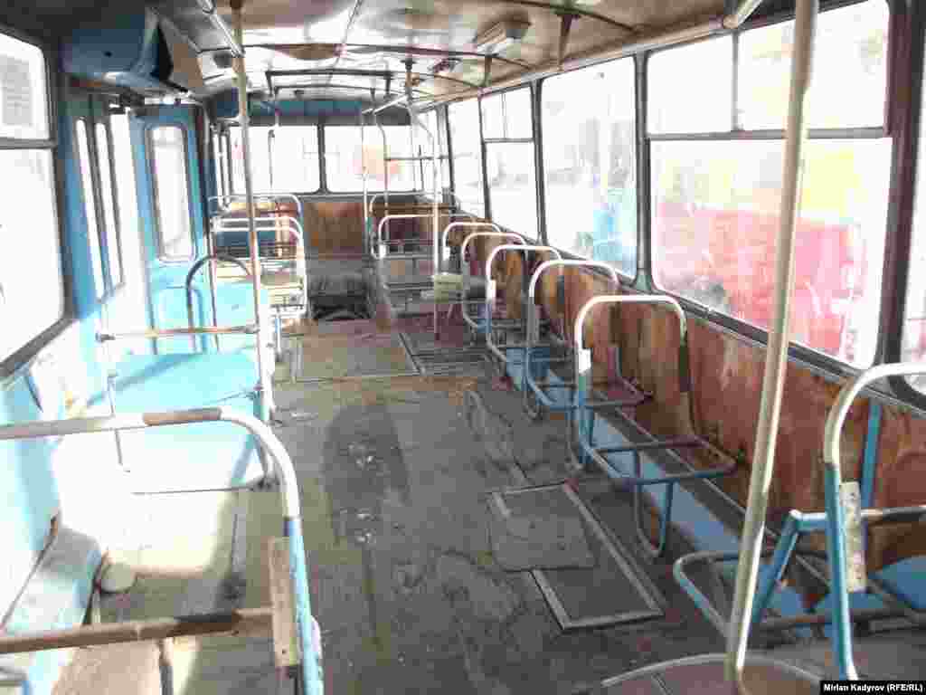 Троллейбустун отургучтары бузулуп калганда, токтоп, жүрбөй турган троллейбустун отургучтарын алып, алмаштырышат. &nbsp;