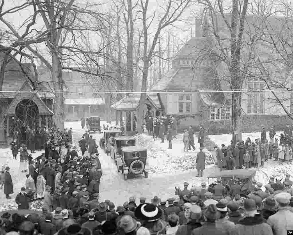 АКШнын мурдагы президенти Теодор Рузвельтти акыркы сапарга узатуу. Ойстер Бэй, Нью-Йорк. 8-январь, 1919-жыл.