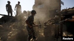 Військові Непалу шукають людей під завалами будівель у Бхактапурі, Непал, 27 квітня 2015 року