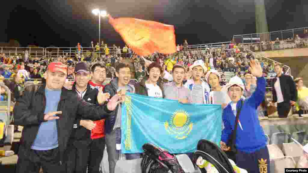 Кыргызстандын командасын боордош казак туугандар да келип, сүрөп турду.