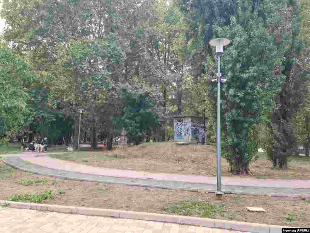 В симферопольском парке у Дворца культуры профсоюзов размещены камеры наблюдения, но никто не наказывает малолетних вандалов, разрушающих инфраструктуру парка
