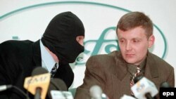 Литвиненко (справа) опасался за свою жизнь в России, и бежал в Англию. Его отравили в шестую годовщину бегства.