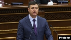 Armenia - Opposition deputy Tigran Abrahamian speaks during a parliamentary hearing in Yerevan, September 26, 2025.