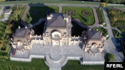 Куратор закупівлі так званих «веж Бойка» Кацуба звів собі під Києвом оселю у стилі псевдобароко