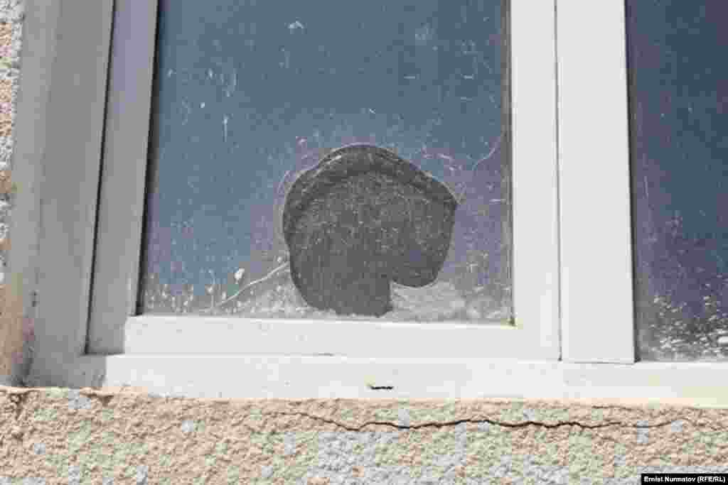 Kyrgyzstan -- Residents of newly built houses complaint on the quality of construction, Osh, 1August2012