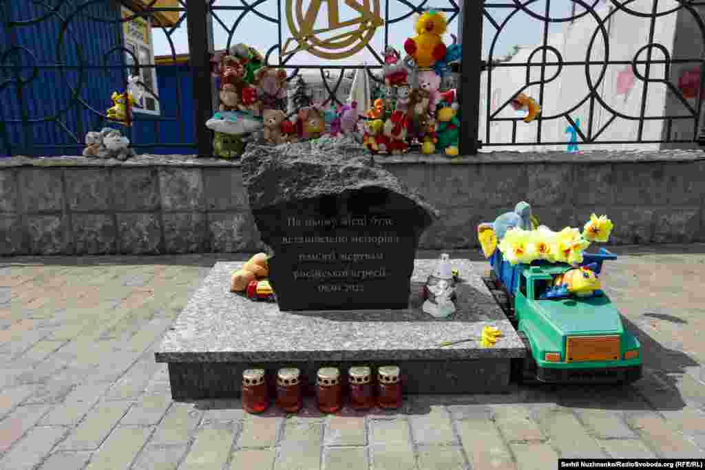 Власти ненадолго приостанавливали движение поездов в Краматорске после того, как в апреле 2022 года российская баллистическая ракета попала в вокзал, в результате чего погиб 61 человек.На момент удара около тысячи человек ожидали эвакуации в более безопасную часть страны