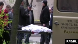 Cанжар Кадыралиевдин сөөгүн соттук-медициналык экспертиза жүргүзүү үчүн алып кетишүүдө.14-апрель, 2009