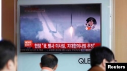 Түштүк  Кореялыктар Түндүк Кореянын  ракеталык  сыноосу  тууралуу  жаңылыкты угушууда. Сеул, 8-июнь, 2017-жыл. 