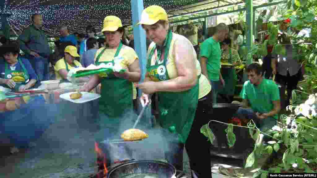 Представительницы аула Блечепсин приступили к жарке халюжа.