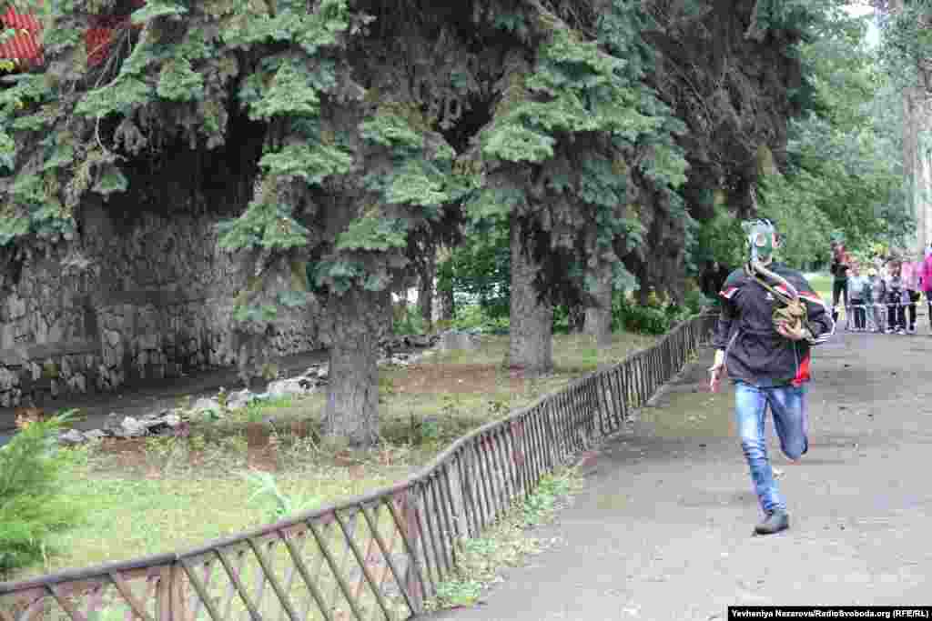 Учасники естафети змагалися на швидкість у бігу в протигазі