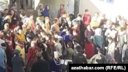 Очередь перед государственным магазином в Туркменистане  