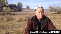 Тажикстандык кыргыз Абдил-Ахат Курбанов. Чүйдө, Сокулуктагы үйүнүн жанында мурдараак тартылган сүрөт. 