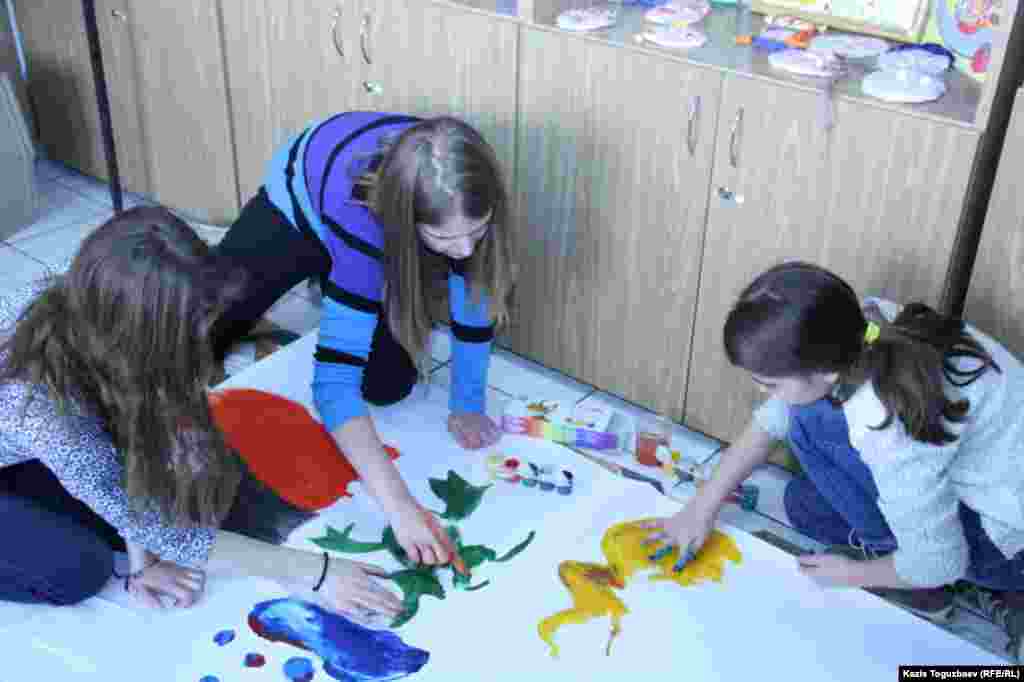 Подростки рисуют пальцами.