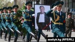 Ишенбай Абдуразаковду акыркы сапарга узатуу. 25-апрель, 2014-жыл. 