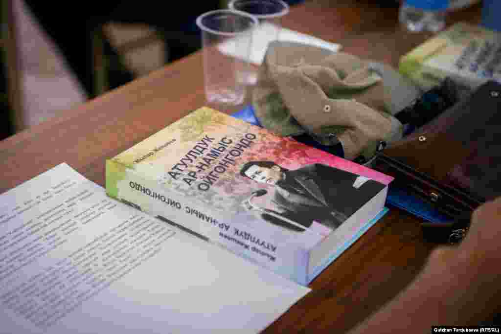 Жыпар Жекшеев 1989-жылы жайында Кыргызстандагы туңгуч демократиячыл уюмдардын бири болгон &ldquo;Ашар&rdquo; козголушунун аткаруу комитетинин төрагасы болуп шайланган. Ал эми 1990-жылы май айында ал &ldquo;Кыргызстан&rdquo; демократиялык кыймылынын (КДК) беш теңтөрагасынын бири болуп шайланган.