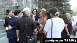 Գերիների ու անհետ կորածների հարազատները՝ ԱԱԾ շենքի առջև
