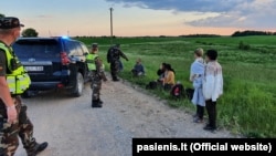 Одна з груп затриманих на білорусько-литовському кордоні нелегальних мігрантів. Значна більшість їх – громадяни Іраку