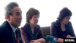 Начальник областного управления образования Темиргали Абильмажинов (слева), заместитель акима города Галия Балтабаева (в центре), начальник городского отдела образования Гульжан Алтынбекова (справа); объявляют о решении оставить школу №2. Петропавловск.