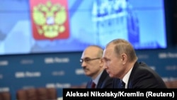 Володимир Путін (л) у приміщенні ЦВК Росії, фото 27 грудня 2017 року