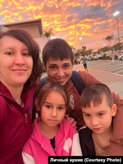 Евгения и Талия с детьми — Алисой и Давидом, США