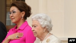 Королева Великобритании Елизавета II и  на тот момент вице-премьер Казахстана Дарига Назарбаева в Букингемском дворце. Лондон, Великобритания, 4 ноября 2015 года.