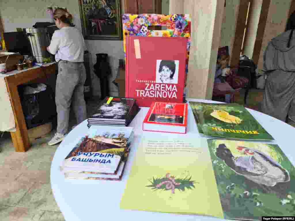 Книжкова продукція кримськотатарською мовою викликала жвавий інтерес відвідувачів в умовах придушення можливостей для вивчення рідної мови в анексованому Криму