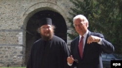 Вице-президент США Джо Байден в одном из монастырей в Косово