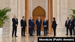 Президенты четырех стран Центральной Азии (Узбекистана, Таджикистана, Казахстана, Кыргызстана) и Азербайджана во время посещения Центра исламской цивилизации в Ташкенте в преддверии регионального саммита. 15 ноября 2025 года