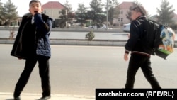 Illýustrasiýa suraty. Mekdepden öýlerine dolanýan okuwçylar.