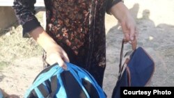 Еріктілерден жаңа оқу жылына қажет құрал-жабдықтарды қабылдап алған отбасы. Тамыз айының соңы. Еріктілер жіберген сурет.