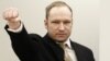 Андерс Брейвік зайшов до залу суду з високо піднятою перед собою затиснутою у кулак правою рукою. Це знак привітання правих сил