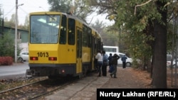 Пассажиры у трамвая. Алматы, 14 октября 2015 года.