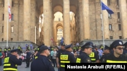 Акция протеста у здания грузинского парламента в Тбилиси, 11 июня 2018 года. 