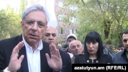 Վարդան Օսկանյանը զրուցում է Աջափնյակի բնակիչների հետ, 17-ը ապրիլի, 2013