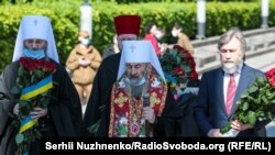 Митрополит Онуфрій і близько 10 священників і ченців УПЦ (МП) поклали квіти до Вічного вогню в Парку Слави у Києві та відслужили там пам’ятний молебен з нагоди Дня перемоги над нацизмом у Другій світовій війні