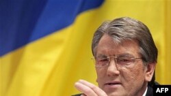 По Конституции глава государства не имеет отношения к формированию коалиции - однако именно от позиции Ющенко и его блока зависит, какой будет конфигурация парламентского большинства