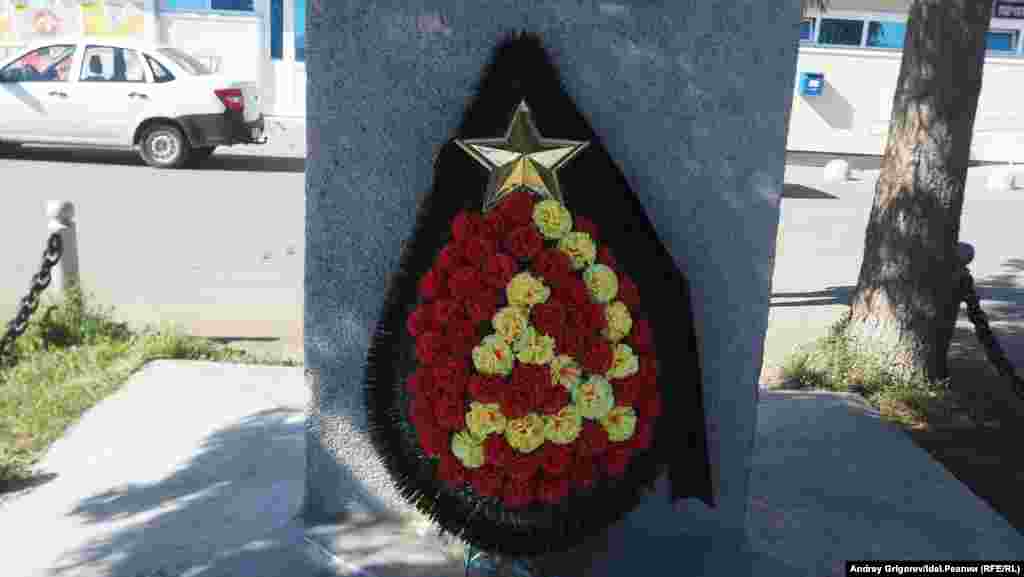 Разглядеть, кому она посвящена, можно лишь, приблизившись вплотную.&nbsp;