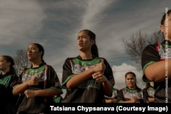 Адзін з фатаздымкаў праекту, зь якім перамагла Тацяна Чыпсанава. Міхіята Тэпа і яе таварышы па камандзе «Tūhoe Māori Rugby League U16» выконваюць хаку — цырыманіяльны танец — падчас трэнаваньня перад гульнёй. Ратаруа, Новая Зэляндыя