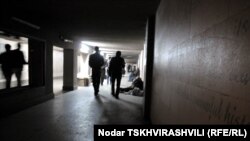 Следить за порядком в подземных переходах и штрафовать нарушителей новых административных норм мэрия обязала компанию «Недвижимость Тбилиси»